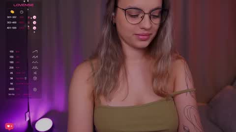 Snapshot of girl_peach_ chatting on February 2025 07:49:01 PM Kate online show from February 2025 07:49:01 PM