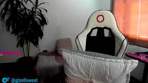 Gisella  online show from June 2026 08:00:01 PM