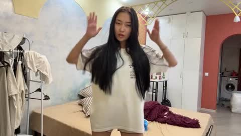 Mia online show from April 2026 11:04:01 AM