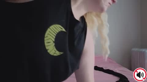 Snapshot of glitchwitch chatting on October 2025 03:34:01 PM Glitch online show from October 2025 03:34:01 PM