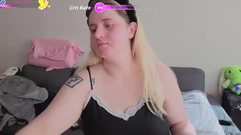 Snapshot of glitchwitch chatting on November 2025 05:35:02 PM Glitch online show from November 2025 05:35:02 PM