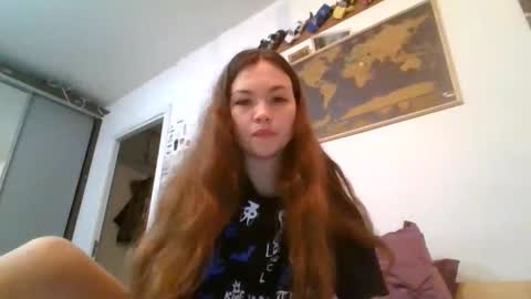 Snapshot of glitter_doll chatting on February 2025 08:45:01 PM glitter_doll online show from February 2025 08:45:01 PM