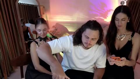 Snapshot of goddess_marylin chatting on October 2025 03:18:02 AM 330 UTC2 girls online show from October 2025 03:18:02 AM