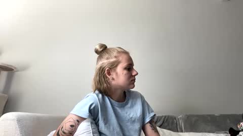 feyaa22 online show from December 2024 02:04:01 PM