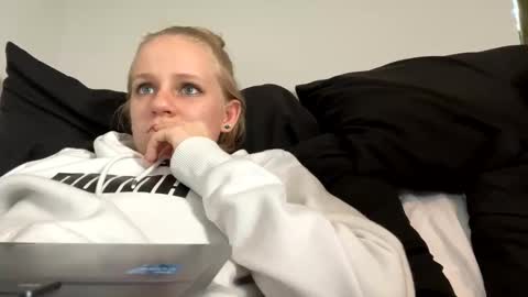 feyaa22 online show from December 2024 07:42:02 PM