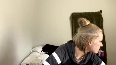 feyaa22 online show from December 2024 05:40:01 PM