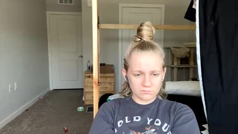 feyaa22 online show from March 2025 04:17:01 PM