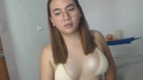 Snapshot of goldbella_ chatting on February 2025 01:43:01 AM bella online show from February 2025 01:43:01 AM