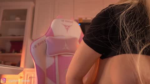 Snapshot of golden_alinee chatting on February 2025 07:27:01 PM Aline meow   online show from February 2025 07:27:01 PM