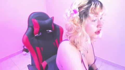 Snapshot of goldencurly_ chatting on February 2026 12:25:01 PM goldencurly online show from February 2026 12:25:01 PM