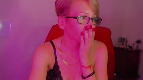 Snapshot of goldengirlrose chatting on September 2025 06:09:02 PM goldenrosa online show from September 2025 06:09:02 PM