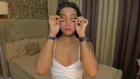 RIANA online show from November 2025 05:52:01 PM