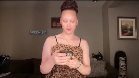 Snapshot of greenxxxqueen chatting on January 2025 06:35:01 AM SexQueen Nikki online show from January 2025 06:35:01 AM