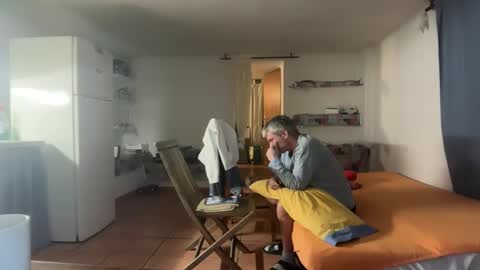 guardiannif_ online show from February 2026 10:14:02 PM