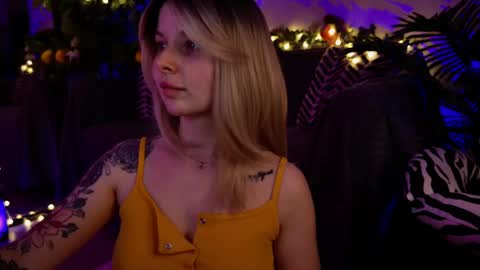 Snapshot of gwenhilton chatting on February 2025 05:48:01 AM gwenhilton online show from February 2025 05:48:01 AM