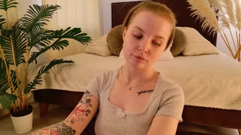 Snapshot of gwenhilton chatting on September 2025 06:57:02 AM gwenhilton online show from September 2025 06:57:02 AM