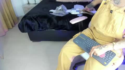 gyal_8_ online show from November 2025 03:20:02 AM