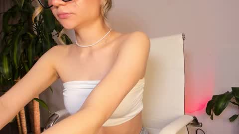 Snapshot of hailey_firee chatting on October 2025 03:42:01 AM Hailey online show from October 2025 03:42:01 AM