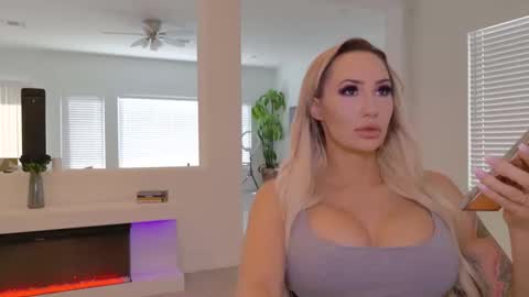 Halia Hill online show from October 2025 05:57:02 PM