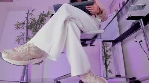 HANNAH HOWELL online show from November 2025 09:41:02 AM