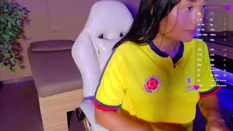 Snapshot of hannahmonttgomery chatting on June 2026 04:23:01 PM hannahmonttgomery Help me reach 100 Hands up online show from June 2026 04:23:01 PM