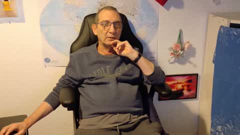 Snapshot of hansi63 chatting on February 2025 09:52:02 PM charly online show from February 2025 09:52:02 PM