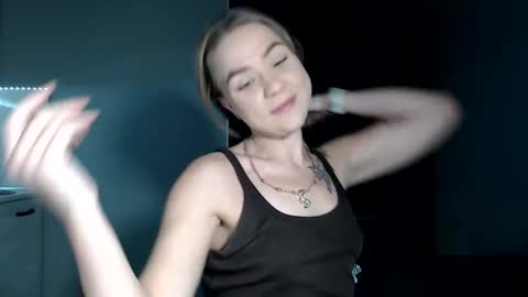 happy_fox_ online show from November 2025 09:47:01 PM