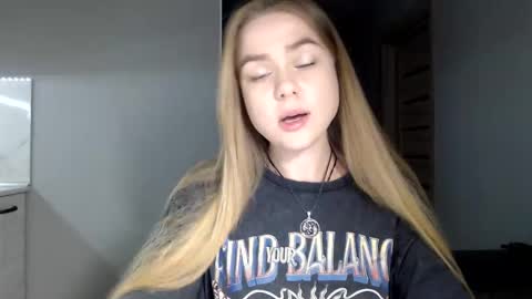 happy_fox_ online show from April 2026 10:10:02 PM