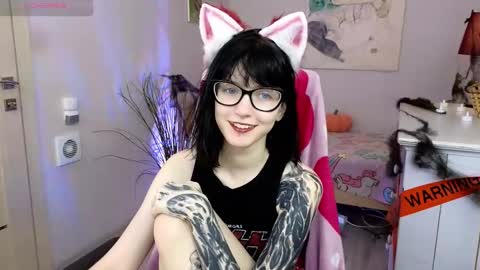 hazeltompson online show from November 2025 08:00:01 PM