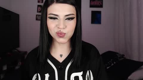 Snapshot of heatherdemonzx_ chatting on September 2025 02:02:02 AM HEATHER DEMONZX Please help me to reach 100 thumbs up online show from September 2025 02:02:02 AM