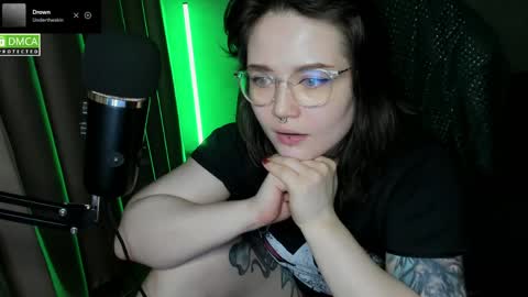 Snapshot of hell_hotline chatting on May 2026 07:30:01 PM Red online show from May 2026 07:30:01 PM