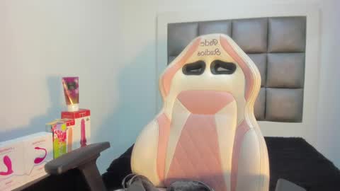 hellen__smith_ online show from September 2025 04:40:02 PM