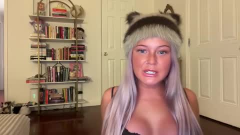 Snapshot of hellokittyluverr chatting on November 2025 06:01:01 AM hellokittyluverr online show from November 2025 06:01:01 AM