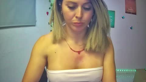 Snapshot of hestesiaxx chatting on November 2025 02:09:01 AM Hestesiaxx online show from November 2025 02:09:01 AM