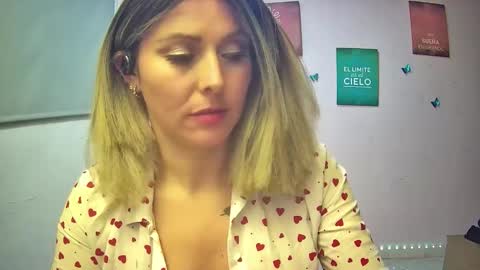 Snapshot of hestesiaxx chatting on November 2025 01:04:02 AM Hestesiaxx online show from November 2025 01:04:02 AM