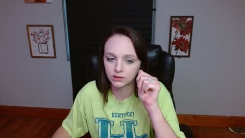 Snapshot of hi_cut_cutie chatting on October 2025 01:20:01 PM Paige online show from October 2025 01:20:01 PM