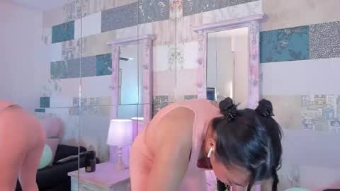 Snapshot of hillary_chen chatting on November 2025 04:12:01 AM Hillary online show from November 2025 04:12:01 AM