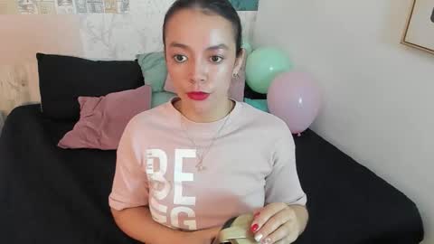 Snapshot of hillary_chen chatting on November 2025 03:05:01 AM Hillary online show from November 2025 03:05:01 AM