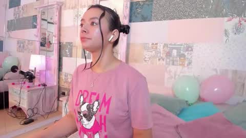 Snapshot of hillary_chen chatting on November 2025 03:05:01 AM Hillary online show from November 2025 03:05:01 AM