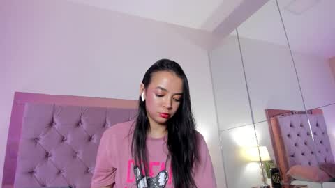 Snapshot of hillary_chen chatting on November 2025 03:08:02 AM Hillary online show from November 2025 03:08:02 AM