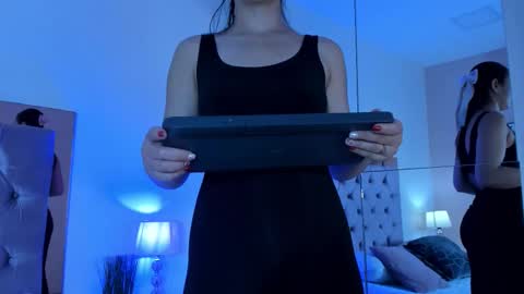 Snapshot of hillary_chen chatting on November 2025 03:20:01 AM Hillary online show from November 2025 03:20:01 AM