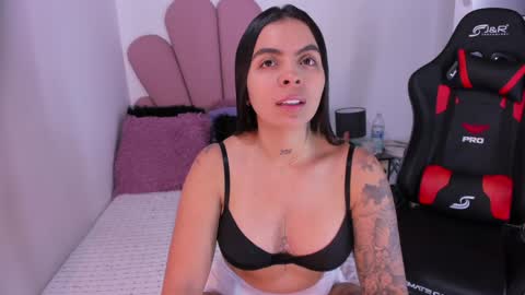 Snapshot of hillary_jones chatting on February 2025 11:02:01 AM sarah online show from February 2025 11:02:01 AM