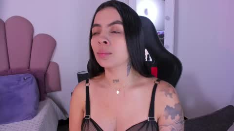 Snapshot of hillary_jones chatting on February 2025 11:43:02 AM sarah online show from February 2025 11:43:02 AM