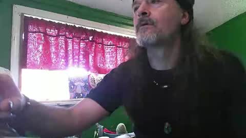 Snapshot of hippiedad333 chatting on April 2026 09:50:02 PM hippiedad333 online show from April 2026 09:50:02 PM