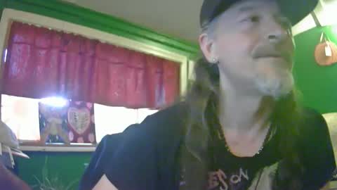 Snapshot of hippiedad333 chatting on June 2026 12:06:01 AM hippiedad333 online show from June 2026 12:06:01 AM