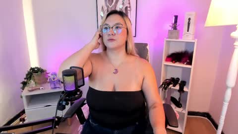 Hollie online show from April 2026 12:06:01 PM