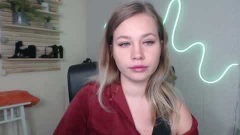 Snapshot of holly_bb95 chatting on December 2024 06:00:02 AM Holly online show from December 2024 06:00:02 AM