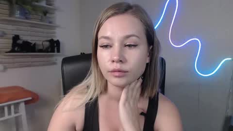 Snapshot of holly_bb95 chatting on December 2024 01:10:02 AM Holly online show from December 2024 01:10:02 AM