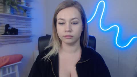 Snapshot of holly_bb95 chatting on January 2025 09:39:01 AM Holly online show from January 2025 09:39:01 AM