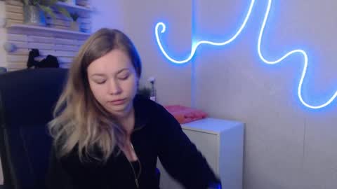 Snapshot of holly_bb95 chatting on February 2025 03:02:02 AM Holly online show from February 2025 03:02:02 AM